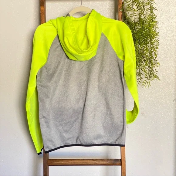 Dry-fit Hooded Sweater - Picture 2 of 6